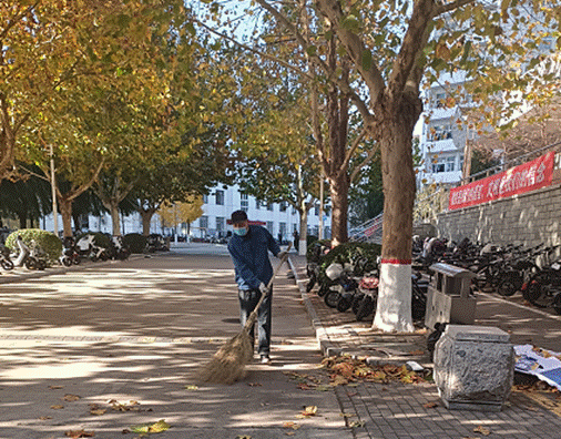 清扫冬季落叶，营造整洁校园