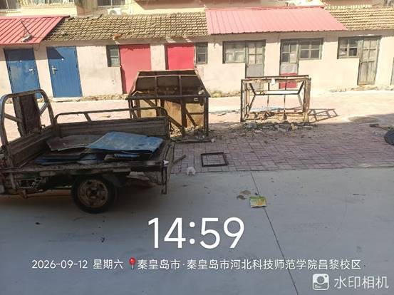 拆除清运老旧垃圾箱 助力家属区旧城改造