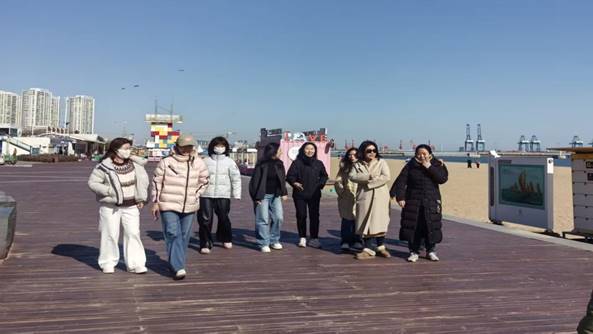 喜迎“三八”妇女节 徒步踏浪展风采