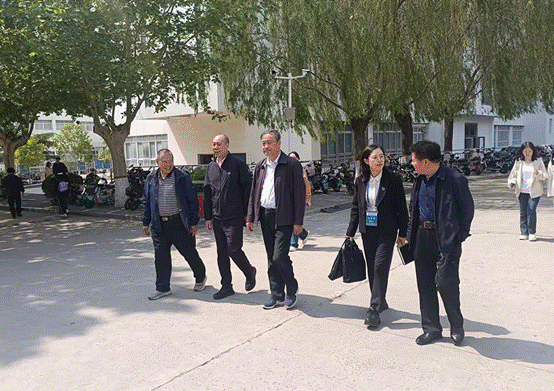 教育教学审核评估专家组莅临我校检查学生宿舍