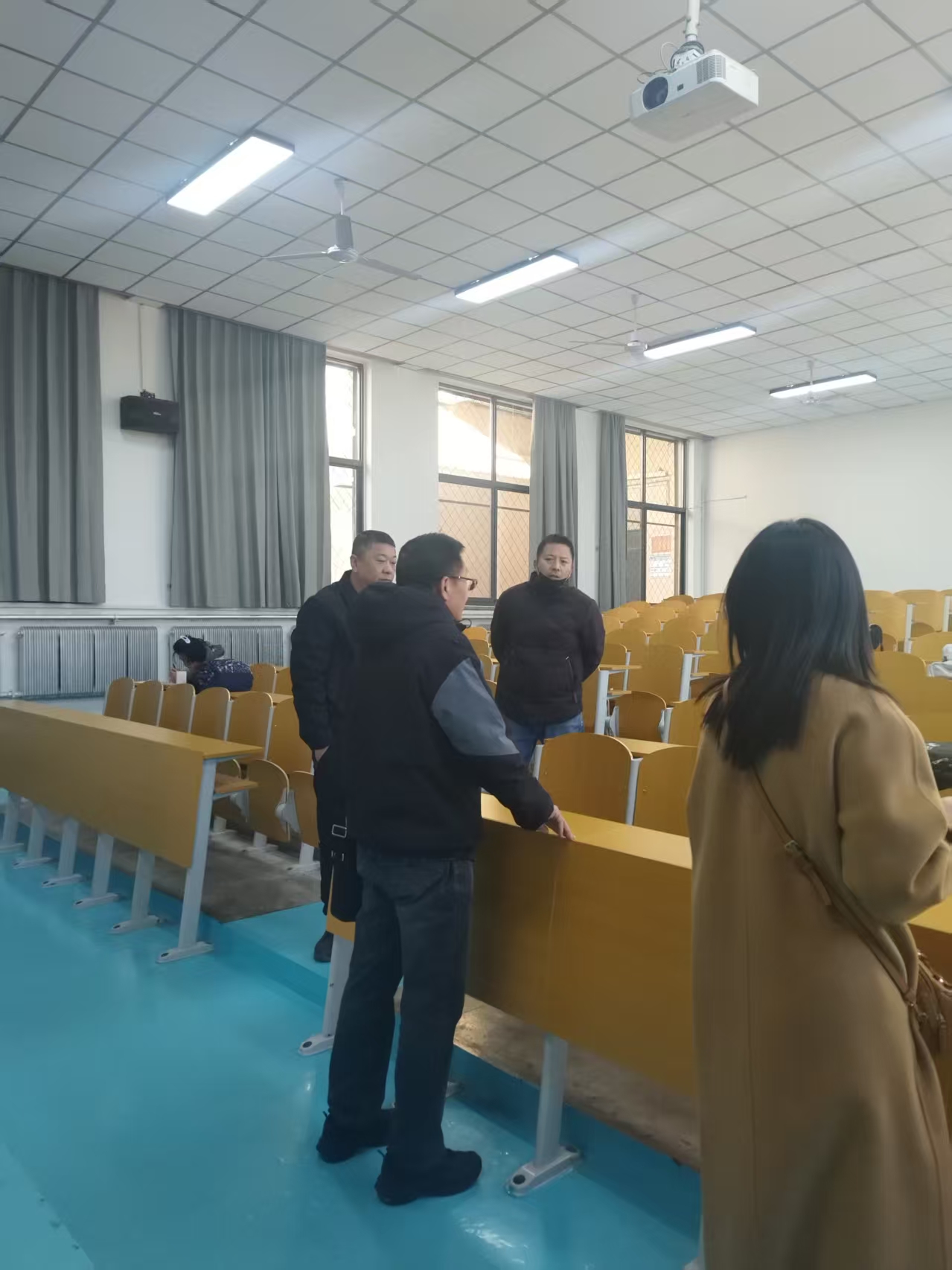 后勤与国有资产管理处组织完成大学生服务中心新购学生家具验收工作