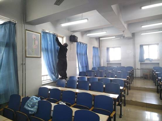 积极开展教室窗帘维护工作，优化教学环境