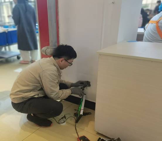 维修更换疏散指示标 筑牢食堂安全防护网