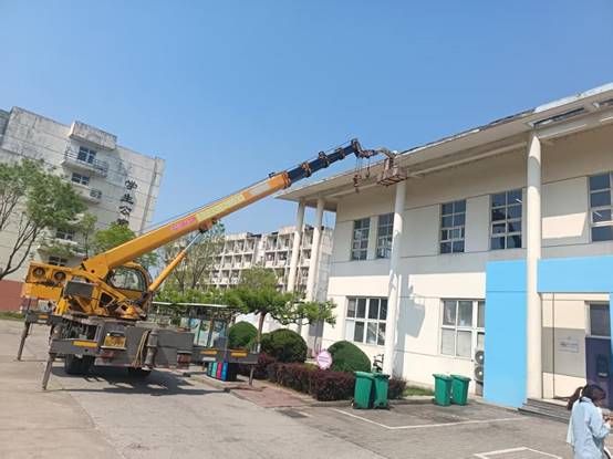 开发区校区食堂外部房檐修复